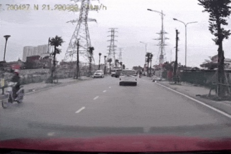 Hà Nội: Ô tô bán tải biến dạng sau va chạm liên hoàn