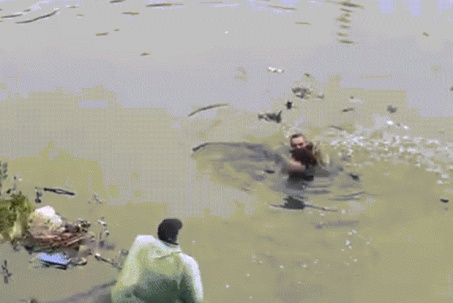 Giữa trời giá rét, người đàn ông Hà Nội nhảy xuống sông cứu ông lão