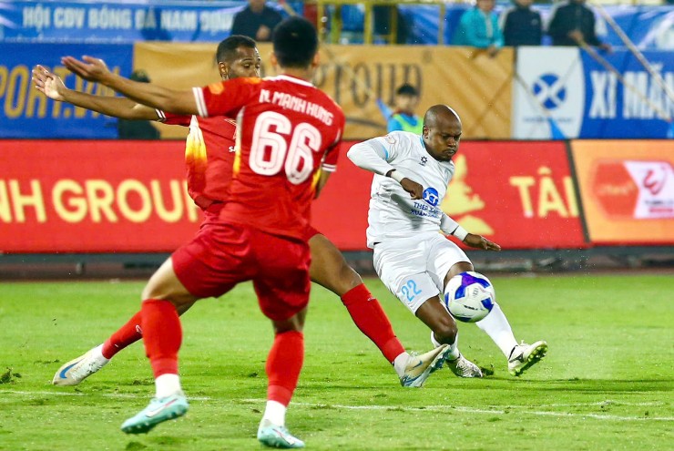 Percy Tau sớm mở tỉ số