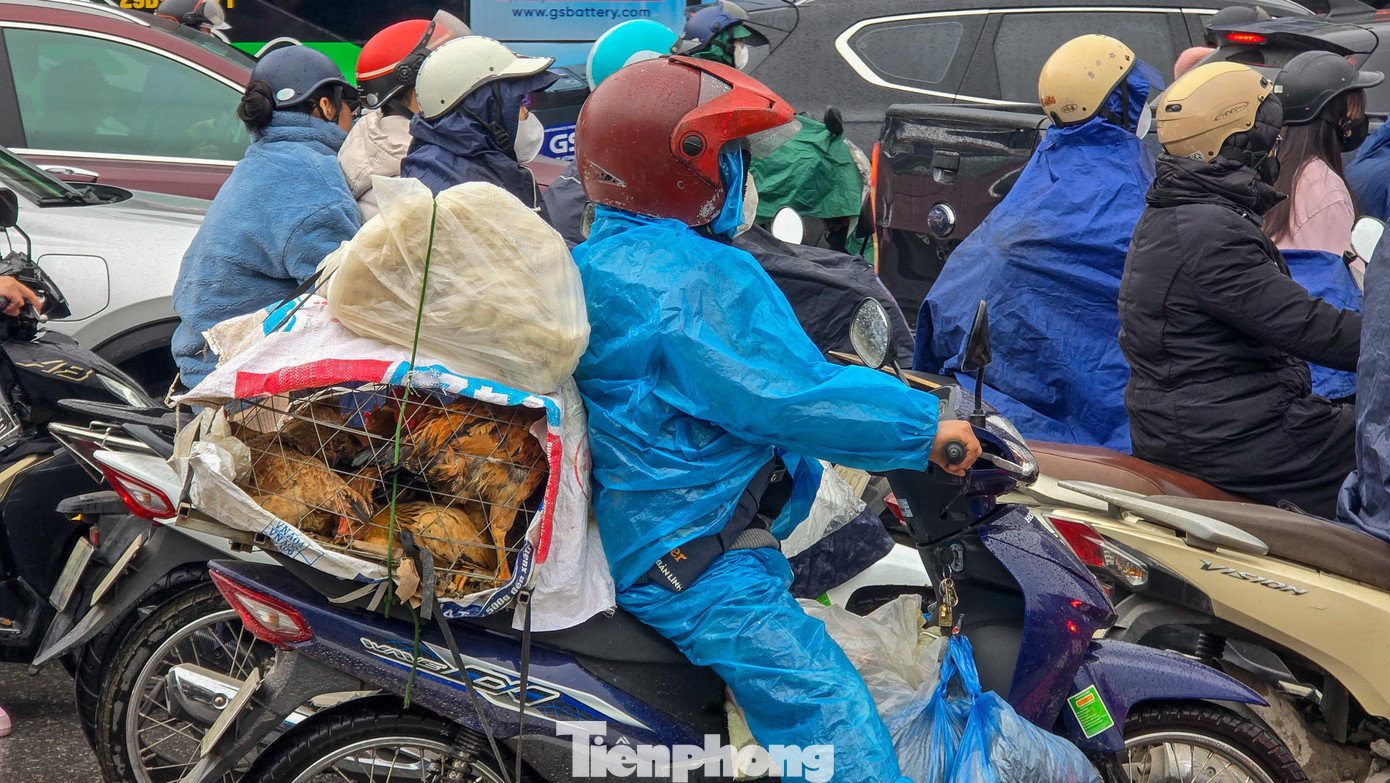 Áp lực giao thông tăng mạnh khi nhu cầu đi lại, mua sắm và vận chuyển hàng hóa phục vụ Tết dâng cao. Đặc biệt, hôm nay là ngày 22 tháng Chạp, nhiều người đã ra đường từ sớm để mua sắm đồ lễ cúng ông Công, ông Táo.