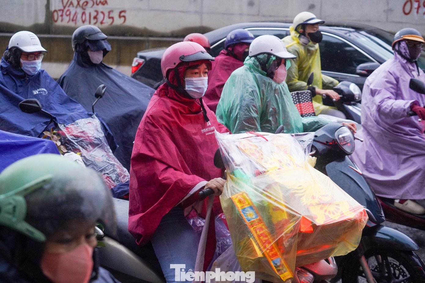 Áp lực giao thông tăng mạnh khi nhu cầu đi lại, mua sắm và vận chuyển hàng hóa phục vụ Tết dâng cao. Đặc biệt, hôm nay là ngày 22 tháng Chạp, nhiều người đã ra đường từ sớm để mua sắm đồ lễ cúng ông Công, ông Táo.