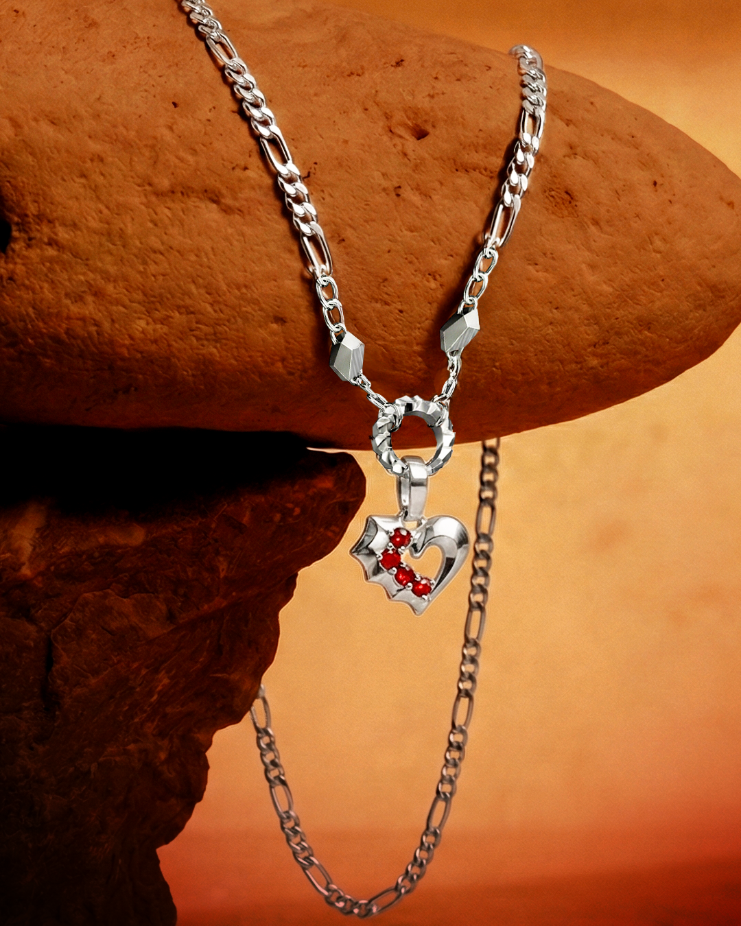 Trang sức unisex là một trong những fashion gifting được ưa chuộng nhờ tính ứng dụng cao. Ảnh: STYLE by PNJ