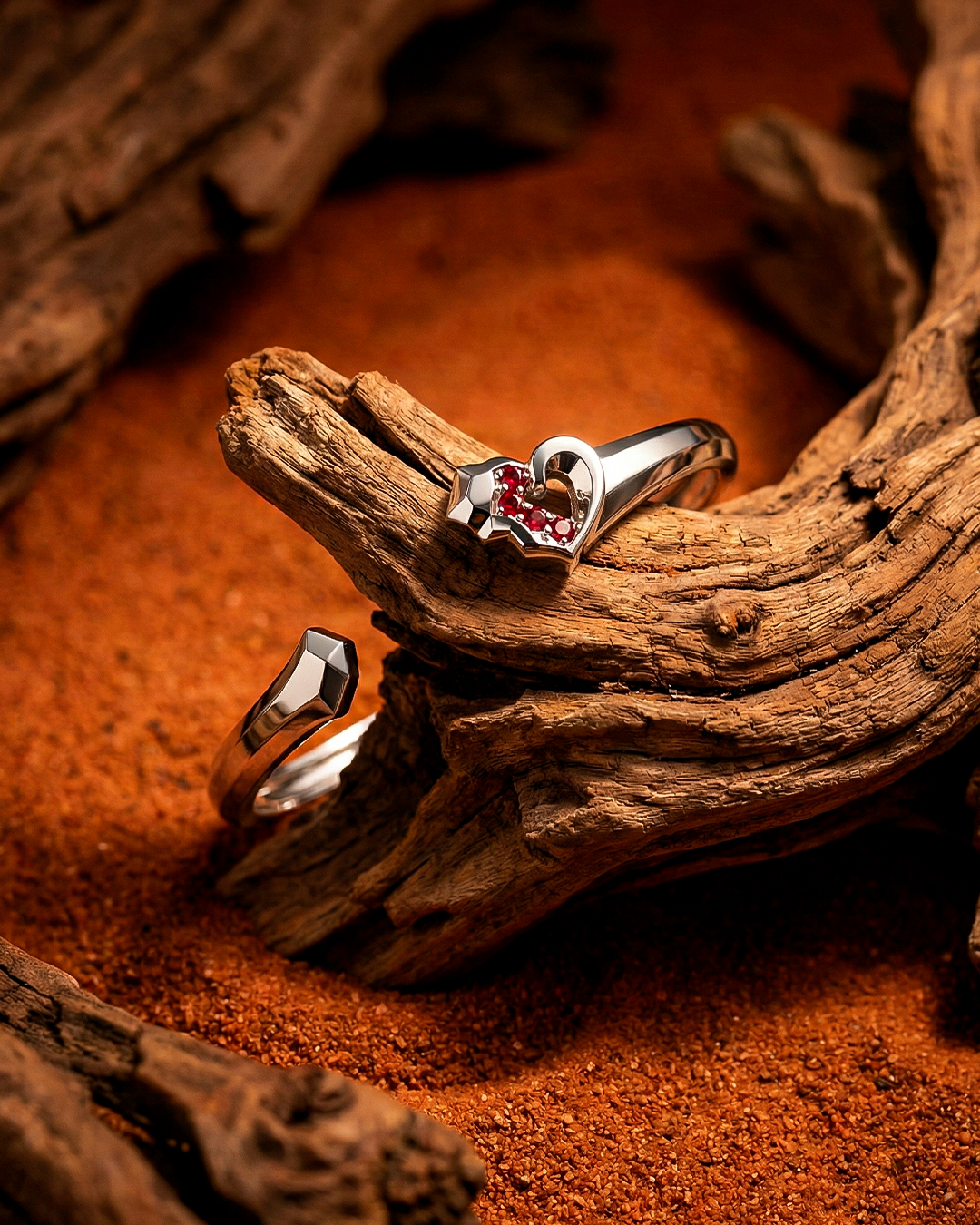 Thiết kế mở, phóng khoáng giúp các món trang sức trong BST Lava U dễ dàng thích ứng với nhiều phong cách khác nhau. Ảnh: STYLE by PNJ