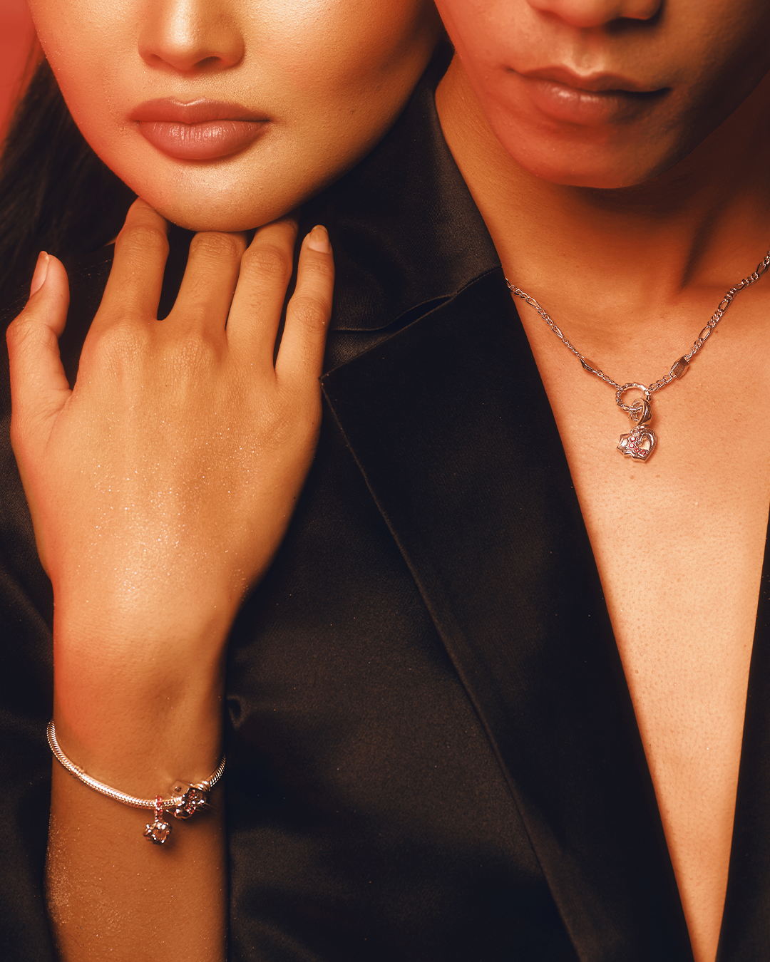 Lava U cho phép mỗi người giữ cá tính riêng, nhưng vẫn tạo sự kết nối khi dùng làm phụ kiện đôi. Ảnh: STYLE by PNJ