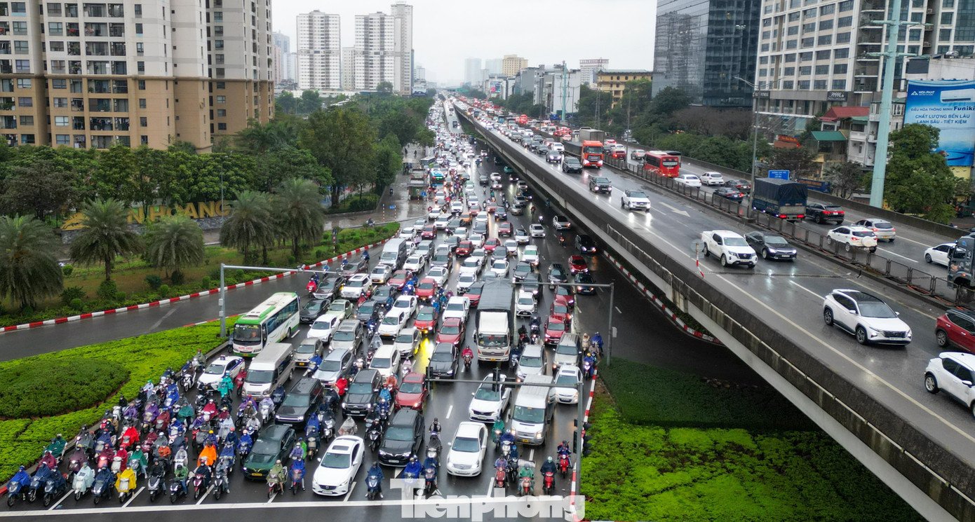 Từ sáng sớm 9/2, mưa nhỏ kèm gió lạnh khiến mặt đường trơn trượt, tầm nhìn giảm. Tại các trục giao thông chính và nút giao đông phương tiện, ôtô xếp hàng dài, xe máy len lỏi trong làn hẹp, có thời điểm gần như đứng yên.