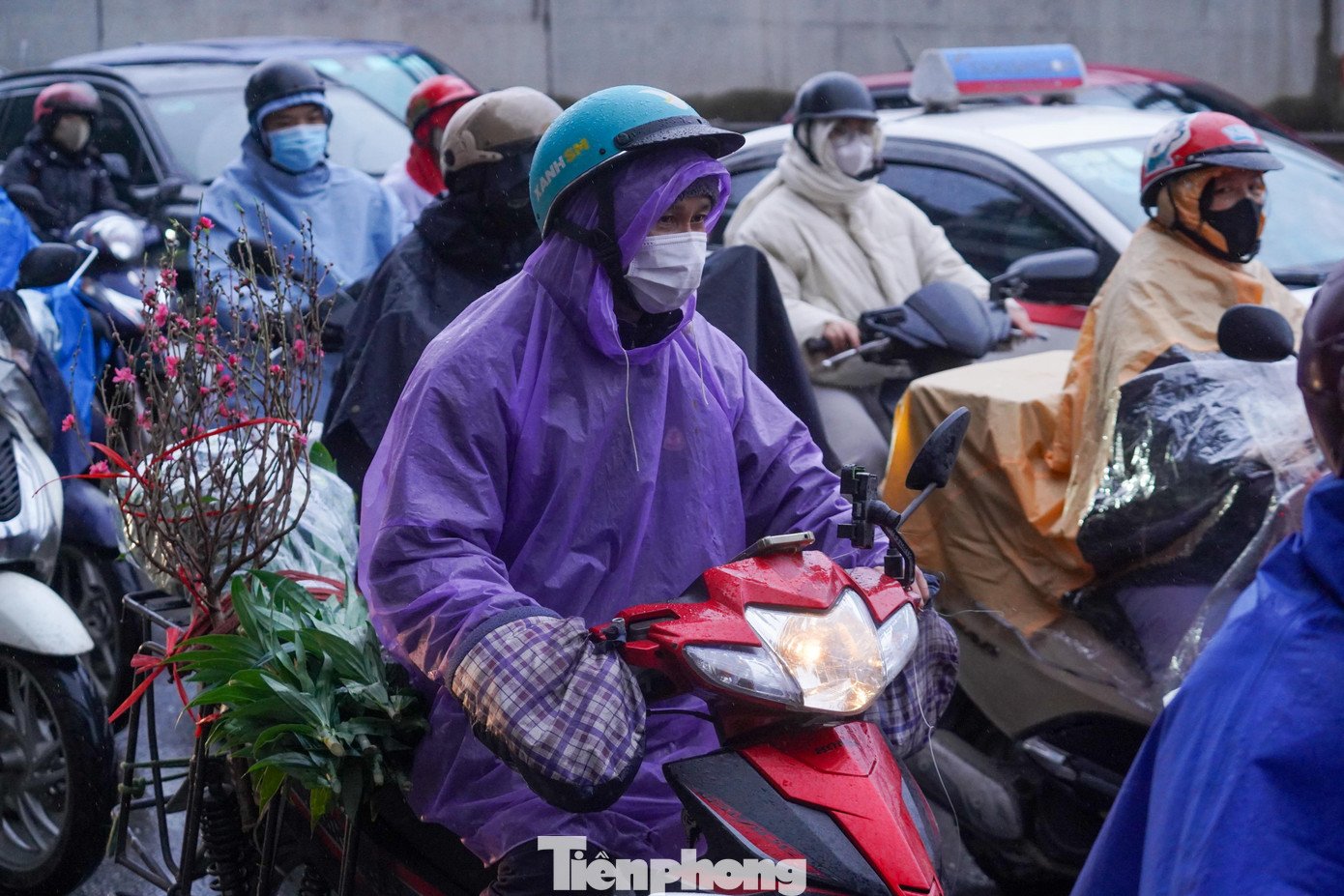 Mưa rét kéo dài không chỉ gây chậm trễ mà còn tiềm ẩn nguy cơ mất an toàn giao thông. Đường ướt, xe đông, cộng với tâm lý vội vàng cận Tết khiến nhiều điểm giao cắt trở nên nguy hiểm.