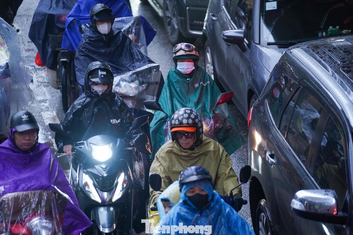 Sáng đầu tuần mưa rét, người Hà Nội 'chôn chân' trên nhiều tuyến đường - 14