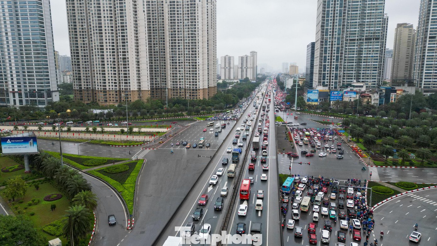 Sáng đầu tuần mưa rét, người Hà Nội 'chôn chân' trên nhiều tuyến đường - 15