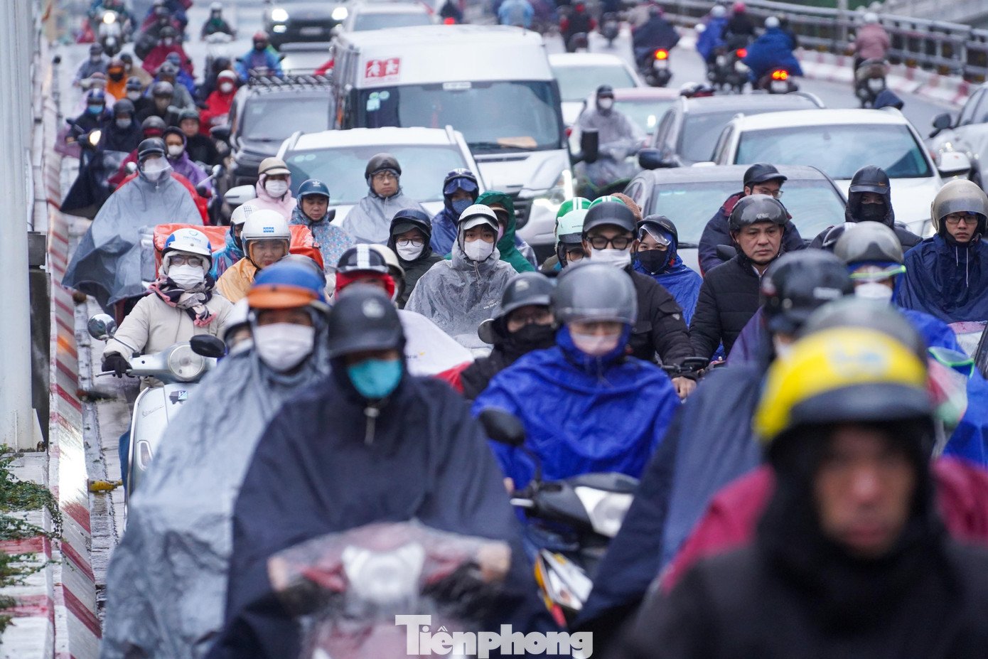 Người dân được khuyến cáo chủ động sắp xếp thời gian di chuyển, hạn chế ra đường vào giờ cao điểm, tuân thủ quy định giao thông và giữ ấm khi lưu thông để đảm bảo an toàn trong những ngày mưa rét cận Tết.