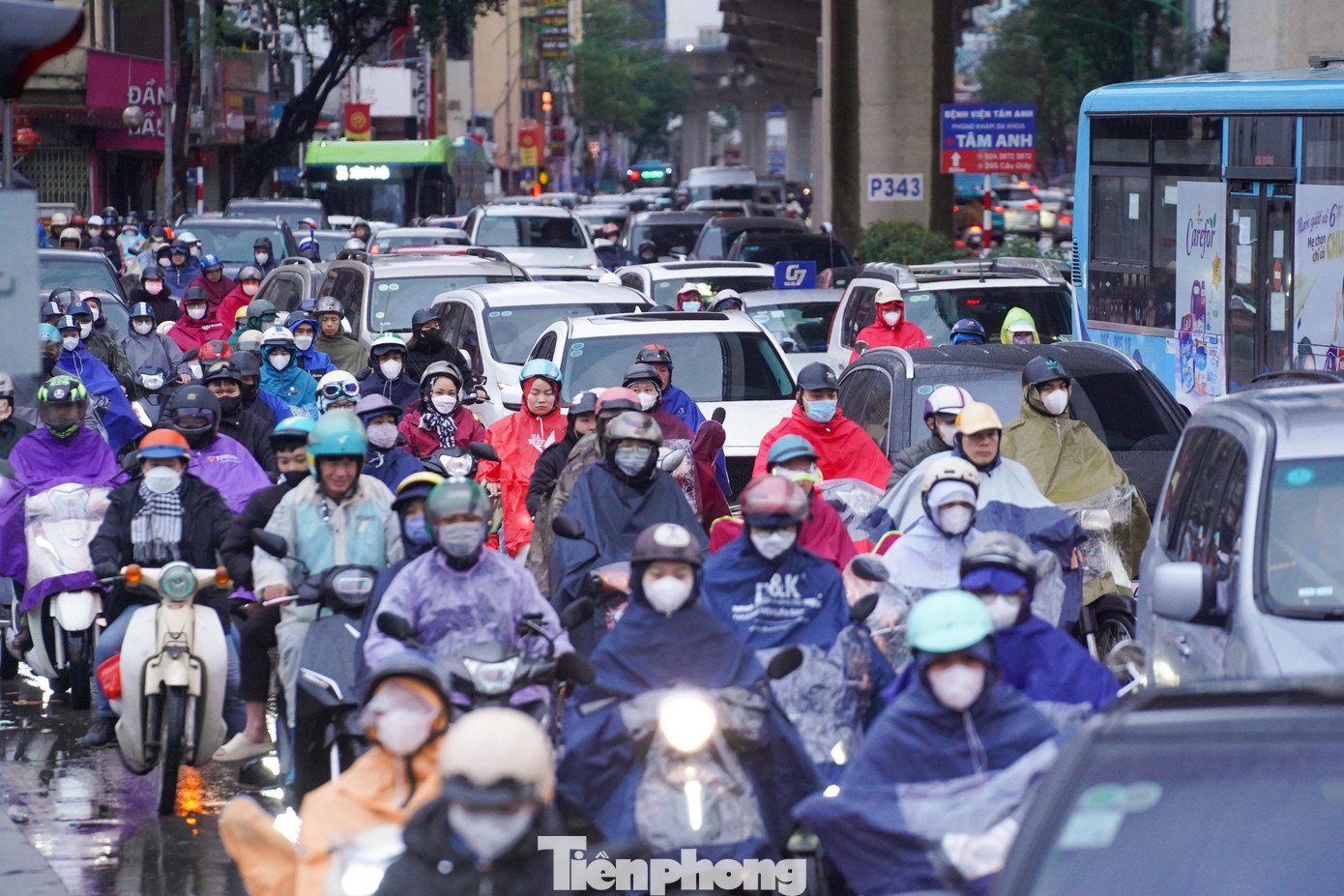 Người đi xe máy chôn chân dưới mưa lạnh trên đường Cầu Giấy.