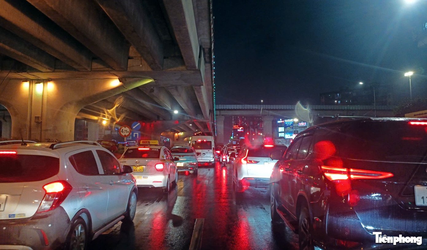 Không chỉ vào buổi sáng, trong những ngày gần đây, một số tuyến đường vào buổi tối cũng thường xuyên xảy ra ùn ứ kéo dài như Vành đai 3 trên cao, Khuất Duy Tiến...