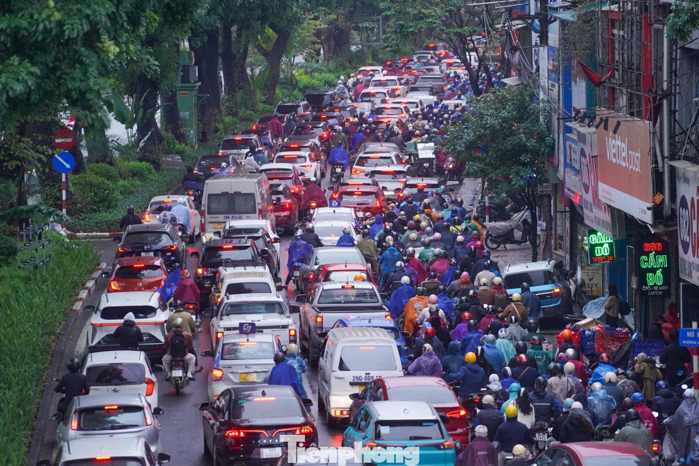Đường Láng tắc cứng, các phương tiện di chuyển chậm dưới cơn mưa.
