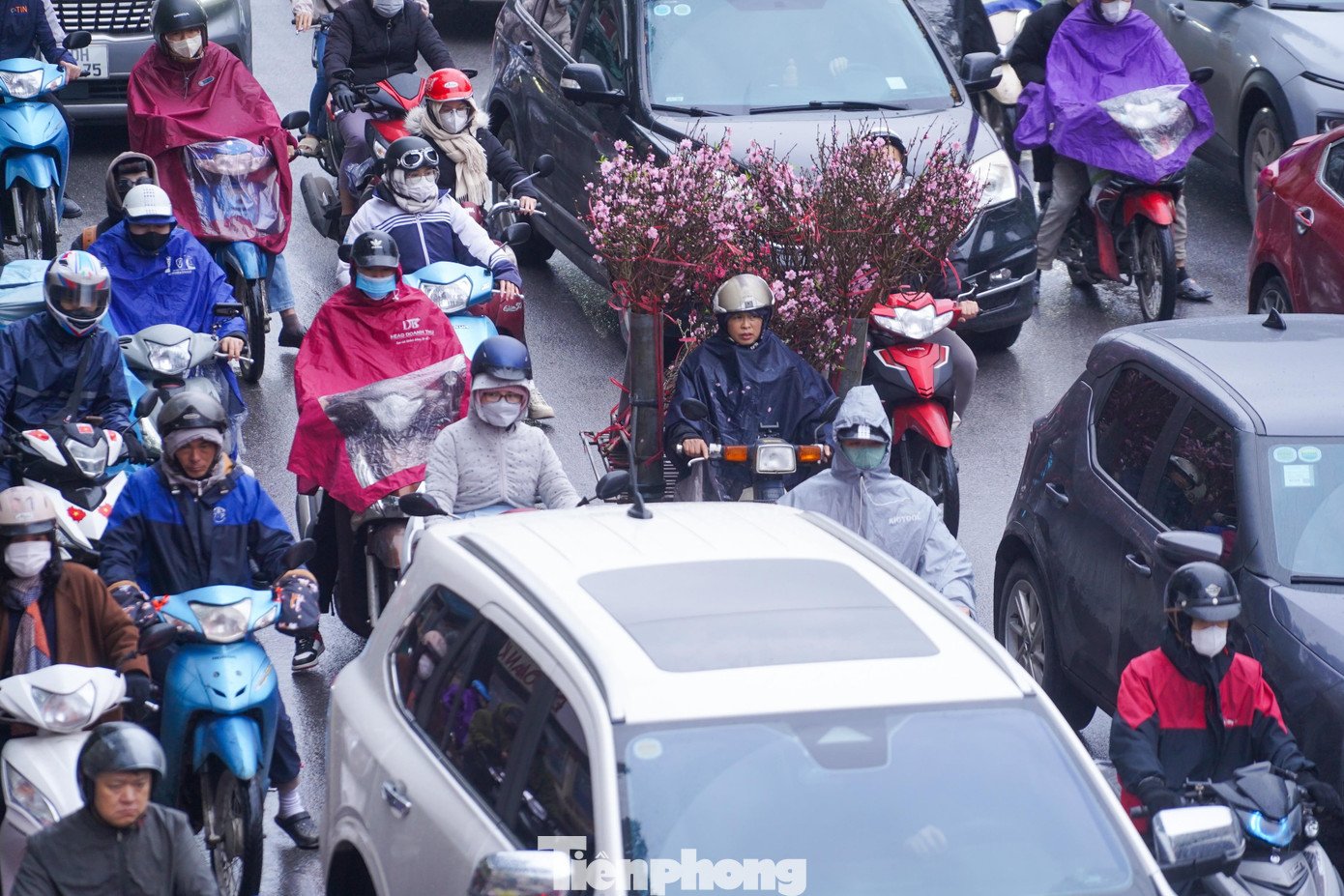 Sáng đầu tuần mưa rét, người Hà Nội 'chôn chân' trên nhiều tuyến đường - 6