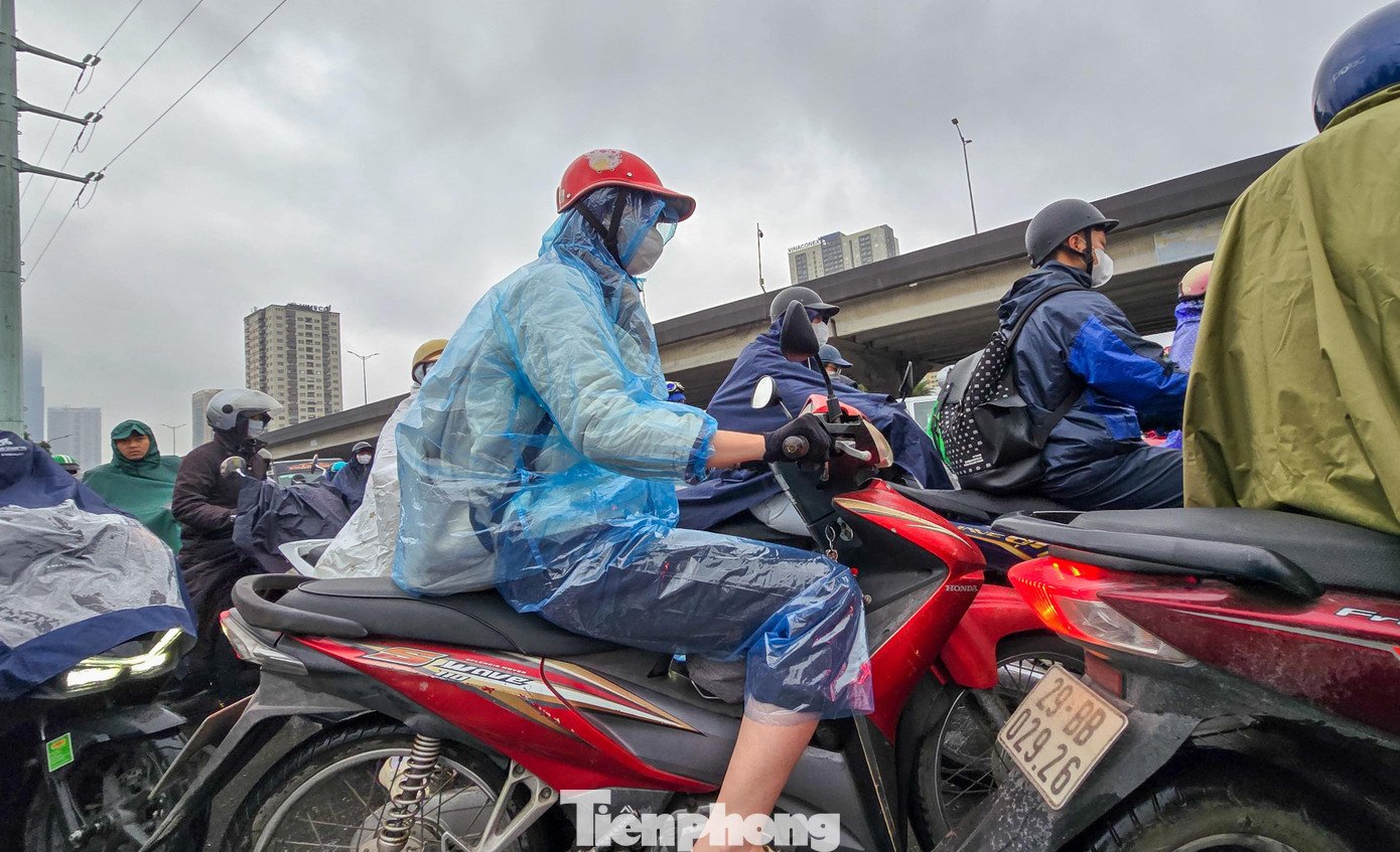 “Đường chỉ vài cây số nhưng đi mất gần một tiếng. Mưa rét, xe đông, ai cũng vội”, anh Tuấn, nhân viên văn phòng chia sẻ.