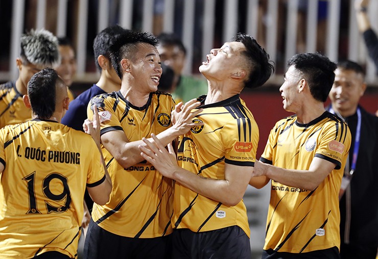 Các cầu thủ Thanh Hóa vỡ òa ăn mừng chiến thắng trước Công an TP.HCM tối ngày 8/2.