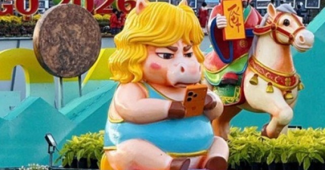 Linh vật ngựa cầm iPhone “gây bão” ở Quy Nhơn: ...