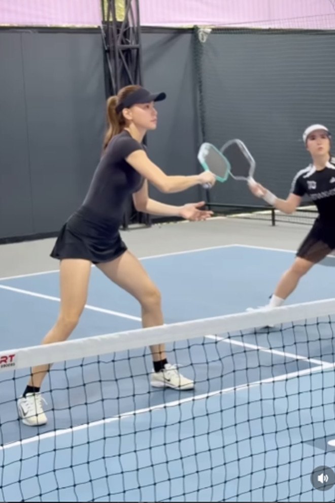 Hà Hồ kết hợp ăn uống và tập luyện khoa học.