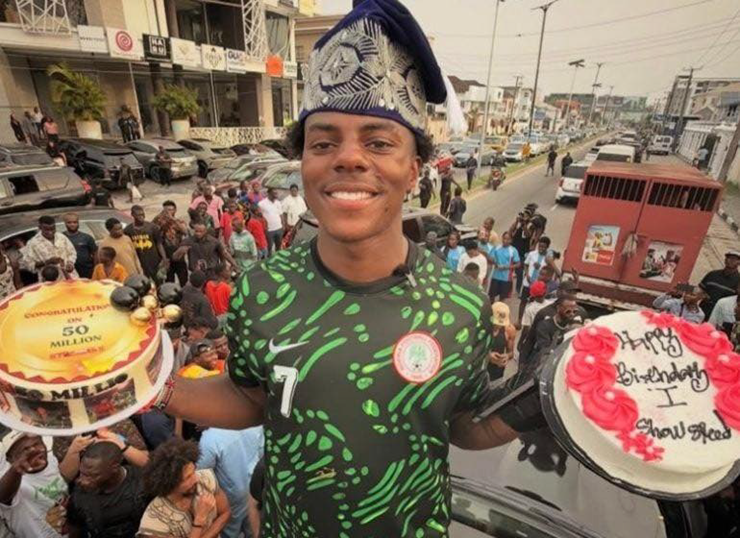 Speed đón sinh nhật lần thứ 21 trong chuyến lưu diễn ở Nigeria.