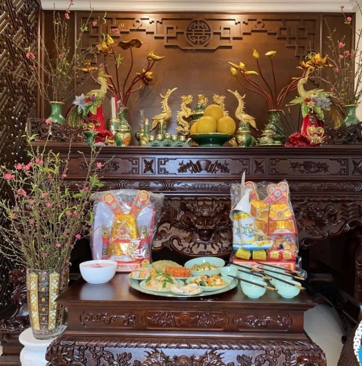 Đến giờ hành lễ là lúc gia chủ bắt đầu đọc bài văn cúng khấn ông Công ông Táo 2026 để tỏ lòng thành kính. Ảnh FB Hiền Trần