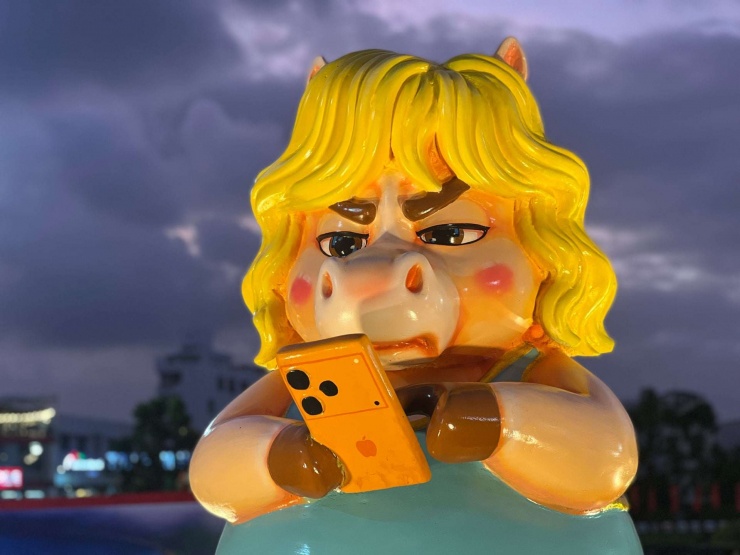 Chú ngựa đang trong tâm trạng với khuôn mặt rất "quạu", tại không gian trưng bày cụm linh vật chào xuân Bính Ngọ 2026 tại quảng trường Nguyễn Tất Thành, phường Quy Nhơn, Gia Lai.