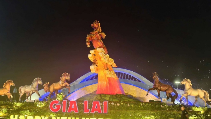 Cụm linh vật Xuân Bính Ngọ 2026 được trưng bày tại quảng trường Nguyễn Tất Thành, được tiếp biến từ tinh thần: Thánh Gióng - Đất Võ - Đại Ngàn.