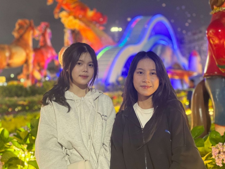 Các bạn trẻ nô nức chụp hình cùng cụm linh vật tại Gia Lai.