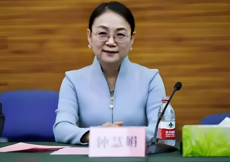 Chung Huệ Quyên - nhà sáng lập Tập đoàn Dược phẩm Hansoh, từ một giáo viên hóa học trở thành nữ tỷ phú giàu nhất Trung Quốc nhờ đổi mới sáng tạo trong ngành dược. Ảnh: Baidu