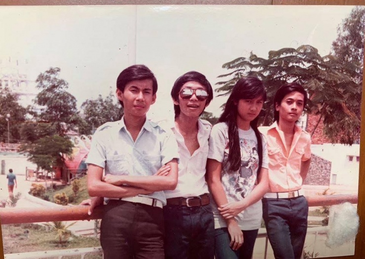 Cô bên hội bạn cấp ba trong một lần đi chơi, trong đó có ca sĩ Đoan Trường (trái). Họ chung lớp, có lúc ngồi cùng bàn dưới mái trường THPT Lê Quý Đôn, TP HCM.