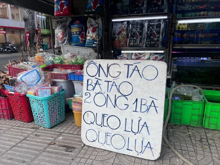 Ngày 9/2 (22 tháng Chạp) - một ngày trước thời điểm đưa ông Táo về trời, cửa hàng chuyên kinh doanh cá cảnh trên đường Nguyễn Thông (phường Xuân Hòa, TPHCM) trưng tấm biển ngộ nghĩnh "Ông Táo bà Táo - 2 ông 1 bà quẹo lựa" nhằm chào mời khách đến mua cá chép tiễn ông Táo về trời.