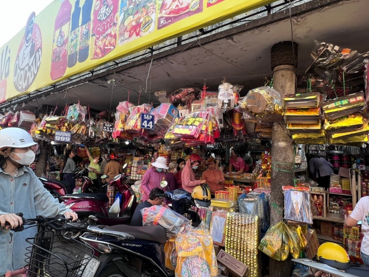 Khu vực bán đồ cúng ngày ông Công ông Táo tại chợ Bà Chiểu nhộn nhịp khách. "Mỗi combo đồ cúng đầy đủ gồm tiền vàng mã, kẹo bánh... có giá dao động từ 50.000 đồng/bộ. Giá cả như bình thường, tuy nhiên khách mua ít hơn, chỉ đủ để bày mâm cúng chứ không xông xênh như trước. Bây giờ người ta cũng hạn chế đốt vàng mã" - một tiểu thương nói.