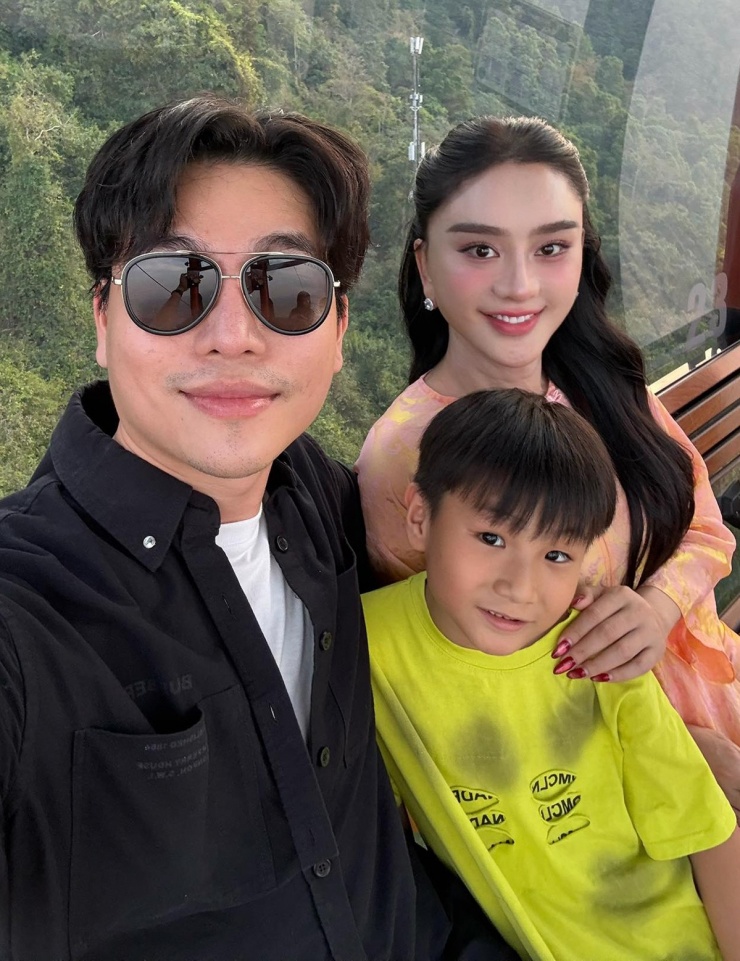 Ảnh sao 10/2: Lâm Khánh Chi đi chơi cùng con trai và 'tình tin đồn' - 1