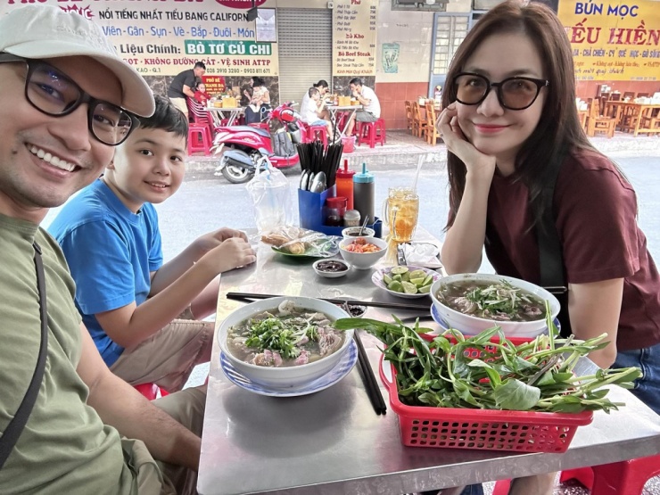 Ảnh sao 10/2: Lâm Khánh Chi đi chơi cùng con trai và 'tình tin đồn' - 4