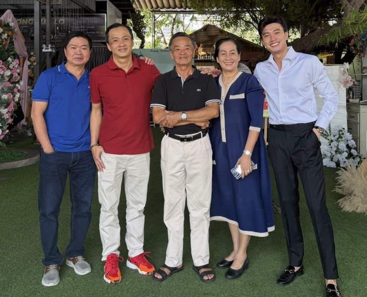 Ảnh sao 10/2: Lâm Khánh Chi đi chơi cùng con trai và 'tình tin đồn' - 10