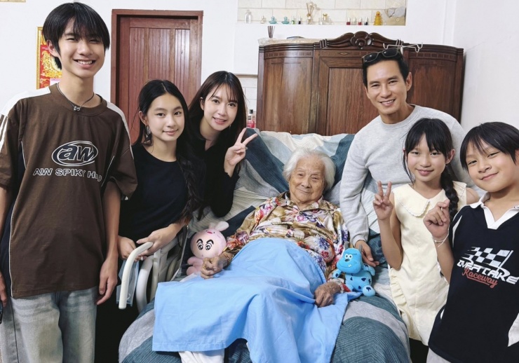 Ảnh sao 10/2: Lâm Khánh Chi đi chơi cùng con trai và 'tình tin đồn' - 11