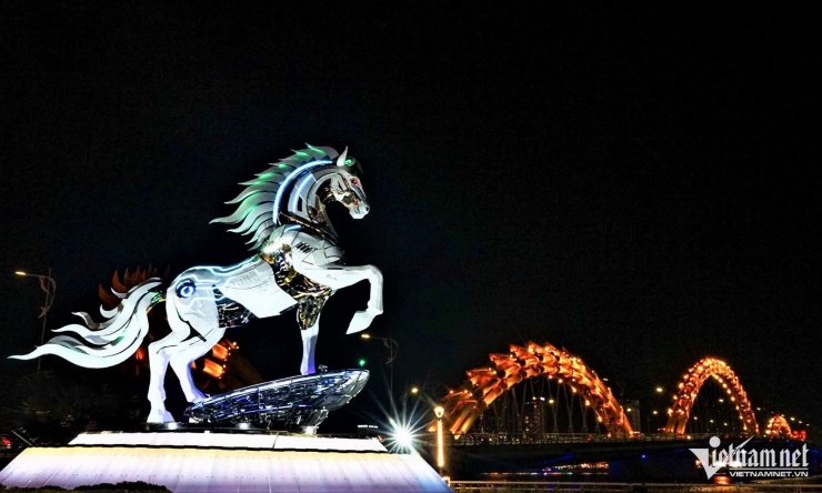 Linh vật “Kim mã 4.0” đặt tại sàn cảnh quan phía nam cầu Rồng (Đà Nẵng), mang phong cách hiện đại, kết hợp hình tượng ngựa với yếu tố công nghệ, nổi bật với hệ thống đèn LED. Đây được đánh giá là một trong những linh vật ấn tượng của mùa Tết năm nay. Ảnh: Hà Nam