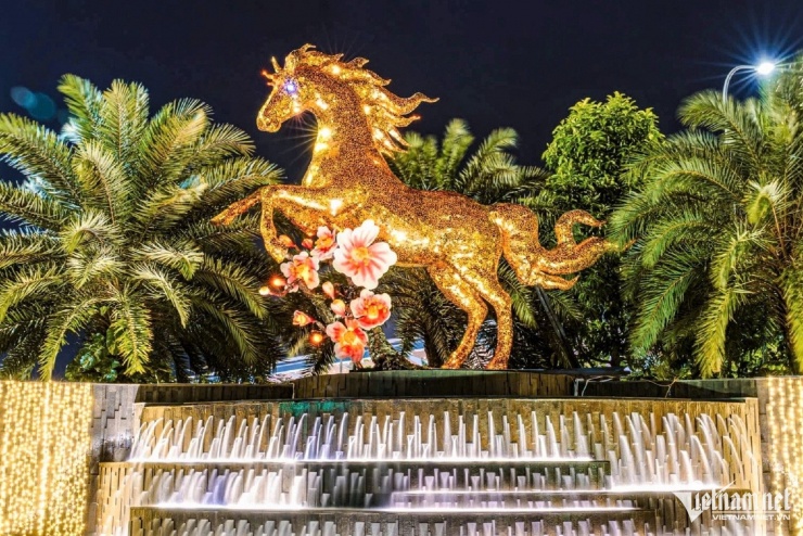 Linh vật Ngựa vàng cao khoảng 5m trưng bày tại Sân bay quốc tế Đà Nẵng, tạo hình tung vó mạnh mẽ, phủ hơn 60m2 tấm alu màu vàng với khoảng 150.000 mảnh ghép thủ công, tạo hiệu ứng ánh sáng lung linh, uy nghi. Ảnh: Hà Nam