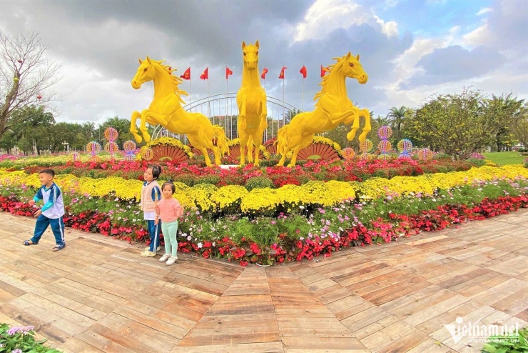 Bộ ba linh vật “Tam mã phi thiên” đặt tại quảng trường 24/3 (phường Bàn Thạch, Đà Nẵng), tượng trưng cho ba miền Bắc – Trung – Nam đoàn kết, bứt phá, với tạo hình mạnh mẽ và sắc vàng nổi bật. Ảnh: Hà Nam