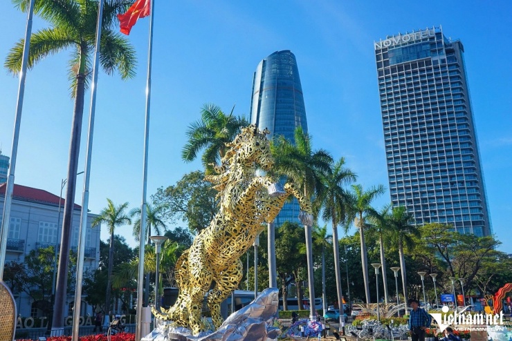 Linh vật ngựa sắt cao khoảng 4m xuất hiện bên bờ sông Hàn (Đà Nẵng), gây ấn tượng khi toàn bộ thân được ghép từ các mảnh sắt khắc tên 94 xã, phường, đặc khu của thành phố. Linh vật cao 4m, nổi bật dòng chữ “Đà Nẵng” với kích thước lớn và rõ nét hơn các tên gọi khác. Ảnh: Hà Nam