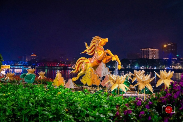 Năm nay, linh vật ngựa Huế mang gam màu mỹ thuật cung đình như vàng hoàng cung, đỏ son, nâu gỗ, xanh ngọc bích. Xuất hiện bên bờ sông Hương, hình tượng ngựa vươn cao, bốn vó rời mặt đất, tạo cảm giác đang phi giữa mây trời. Ảnh: Đăng Tuyên