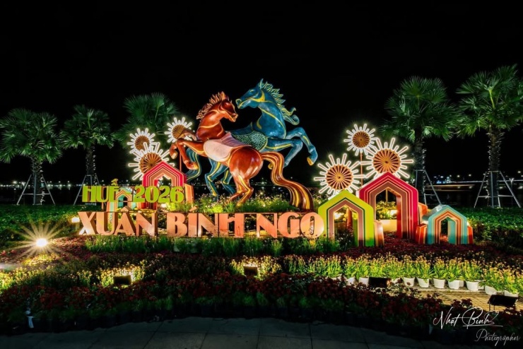 Cặp linh vật ngựa được bố trí tại đài phun nước trước trụ sở UBND TP Huế, tạo hình chuyển động, đầu ngẩng cao, hoa văn dân gian và trở nên lung linh khi về đêm.&nbsp;Ảnh: Trần Nhật Bình