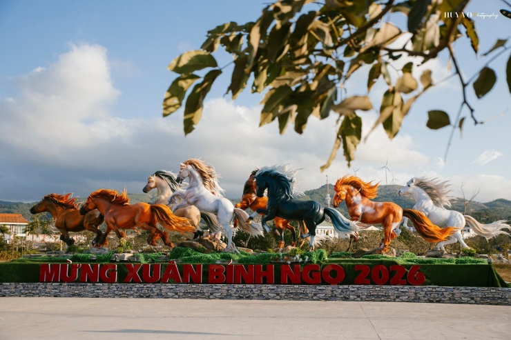 Tác phẩm “Bát mã truy phong” với 8 chú ngựa tại xã Lao Bảo (Quảng Trị), lấy cảm hứng từ tranh Mã đáo thành công, tượng trưng cho tinh thần đoàn kết, thịnh vượng và ý chí vươn lên. Ảnh: Huy Võ