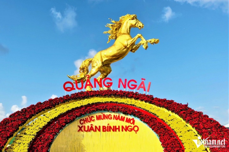 Linh vật ngựa "khổng lồ" cao hơn 10m trưng bày tại công viên Ba Tơ (Quảng Ngãi), được tạo hình bằng mút xốp, khung thép và phủ lớp dát vàng, gây ấn tượng với dáng vẻ mạnh mẽ, linh động. Ảnh: Hà Nam