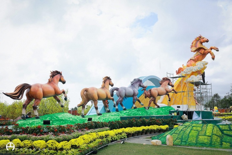 Những hình ảnh đầu tiên về cụm linh vật mừng xuân Bính Ngọ 2026 tại Gia Lai dần lộ diện, nổi bật với hình tượng ngựa chiến uy lực, dũng mãnh vươn mình giữa nền trời. Ảnh: Lê Thanh Hải