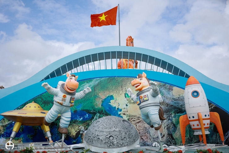 Ngựa phi hành gia biểu trưng cho Gia Lai hướng tới trung tâm khoa học – công nghệ, gắn với Trung tâm Khám phá Khoa học Quy Nhơn nổi tiếng trong nước và khu vực. Ảnh: Lê Thanh Hải