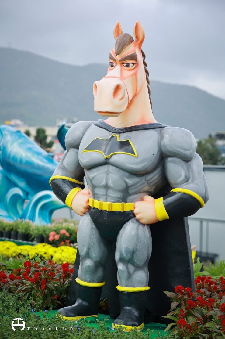 Ngoài ra, nhiều linh vật ngựa tại Gia Lai được tạo hình ngộ nghĩnh, sáng tạo đã nhanh chóng “gây bão” mạng xã hội. Cách thể hiện con giáp của năm theo phong cách trẻ trung, hiện đại cho thấy nỗ lực làm mới không gian Tết, tăng tính gần gũi và tương tác với công chúng, nhất là giới trẻ. Ảnh: Lê Thanh Hải