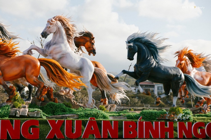 Tổng chiều dài tổ hợp linh vật này khoảng 17m, rộng hơn 6m. Trong đó, mỗi con ngựa cao từ 2 đến 3,5m, được sơn các màu cam, trắng, nâu, xám hài hòa. Ảnh: Huy Võ