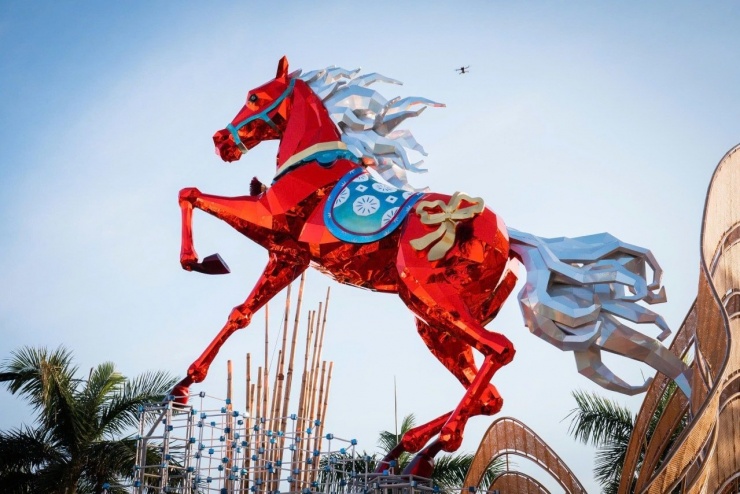 Đại cảnh linh vật năm “Xích mã Thăng Long” là điểm nhấn trung tâm, với hình tượng ngựa đỏ của năm Bính Ngọ kết hợp ý niệm Thăng Long, tượng trưng cho khí thế rực rỡ, đổi mới và bứt phá, lan tỏa năng lượng tích cực trong năm mới 2026. Ảnh: Tuy Hòa Young
