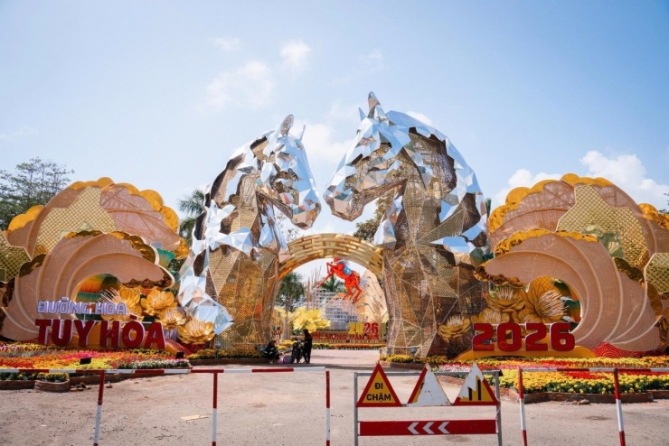 Sau 30 ngày thi công, đường hoa Tuy Hòa (Đắk Lắk) với chủ đề “Tết ta một nhà” chính thức lộ diện dàn linh vật ngựa tinh xảo. Nổi bật là đôi ngựa “Vạn mùa xuân” tại cổng Hùng Vương, gửi gắm khát vọng thịnh vượng, ấm no và thanh bình. Ảnh: Tuy Hòa Young