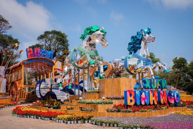 Đôi ngựa kéo xe hoa “Song mã tương phùng” được ví như cỗ xe hạnh phúc, chở niềm vui và may mắn đi muôn nơi, biểu trưng cho sự thịnh vượng, tiếp nối giá trị văn hóa và khát vọng vươn xa của người dân phía đông Đắk Lắk. Ảnh: Tuy Hòa Young