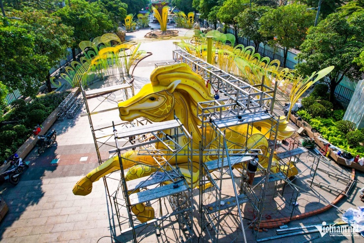Linh vật ngựa cao 7m ở đường hoa Nguyễn Huệ (TPHCM) năm nay được lấy cảm hứng từ hình tượng Thánh Gióng cưỡi ngựa bay về trời, biểu trưng cho sức mạnh, ý chí và khát vọng vươn lên. Ảnh: Tuấn Hùng
